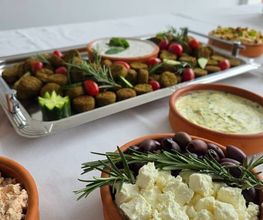 dean&david Catering | Karlsruhe - Mediterranes Catering Buffet mit Falafel, Hummus, Feta, Oliven, Dips, Rosmarin und frischem Gemüse für Business Event oder Empfang.