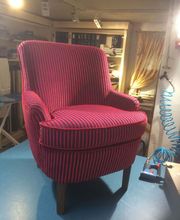 Martin Otto Thie Raumgestaltung Inh. Aline Sander e.K. restaurierter Polstersessel in kräftigem Streifenmuster, neu bezogen mit hochwertigem Stoff. Beispiel für fachgerechte Polsterrestaurierung und Stoffverarbeitung.