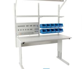 Optimaal en ergonomisch werken doet u met de in hoogte verstelbare concept werktafels van Treston. Zo ook met de Treston concept werktafel combinatie 23. Deze ESD-veilige tafel is voorzien van alle gemakken om bijvoorbeeld consumenten elektronica te repareren.
Door het grote aanbod van accessoires is de concept perfect in te richten naar uw wens. Wilt u de tafels wijzigen? Dan is het door het modulaire systeem gemakkelijk aan te passen, zonder dat daar dure modificaties of compromissen voor nodig zijn.
De concept is leverbaar in diverse maten, diverse soorten tafelbladen, in hoogte instelbaar/verstelbaar d.m.v. een inklapbare zwengel of motorisch en heeft een draagvermogen van 200 tot 500kg.