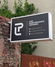 LIFE PERFORMANCE TRAINING | Personal Training Nürnberg - Nahaufnahme eines Studioschilds an der Außenwand eines privaten Gyms in Nürnberg. Ideal für Suchanfragen rund um Personal Training, privates Fitnessstudio und individuelle Trainingsbetreuung in zentraler Lage.