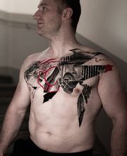 Brusttattoo, Avantgarde, moderner als Trashpolka. viele verschiedene Texturen, Chaos, dass dennoch strukturiert wird.