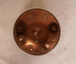Du bist vom mystischen Klang der Handpan fasziniert und möchtest Dir Deine erste Handpan kaufen? Dann tauche ein in die Natur der Musik mit der Kita Pantam. Dieses Instrument ist eine reine Mischung aus zeitgemäßer Resonanz und präziser tonaler Balance und gehört mit zu den melodischsten Instrumenten die wir anbieten.
Du kannst die Kita Pantam im Handpan Showroom Oldenburg ausprobieren und kaufen oder bei www.Handpan.World online bestellen.