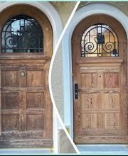 Ponçage mécanique une porte d’entrée avec moulures