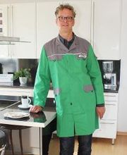 Michael Zartmann präsentiert eine PORTAS-Küche im Dekor Hochglanz weiß