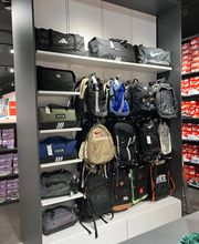 Auswahl an Sporttaschen und Rucksäcken. Abgebildete Produkte, Preise, Aktionen und Verfügbarkeiten können je nach Zeitpunkt und Standort variieren.