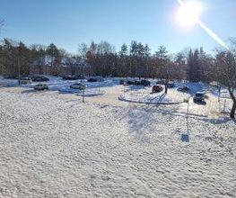 Außenansicht der Umgebung an einem sonnigen Wintertag mit Schnee.