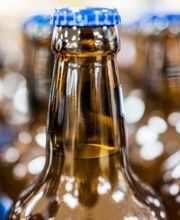 GETRÄNKEABTEILUNG
In unserer Getränkeabteilung findest du alles von Bier über Wein und Spirituosen bis hin zu Säften, Wasser, Softdrinks und Schorlen. Obendrein umfasst unser Sortiment regionale Getränke, wie das regionale „Ols Bier“ (Oldenburger Bier) direkt vom „Bremer Ratskeller“, oder auch exquisite Weine der Weinmanufaktur. Neben Einzelwaren kannst du bei uns auch Kastenwaren erwerben, sodass du immer genügend Vorrat hast.