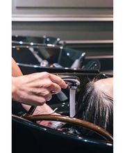 Shampoing réalisé dans un salon Jean Marc Joubert