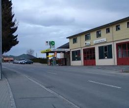 AGROLA Tankstelle in Gonten; rechts beige-rotes Garagengebäude dahinter AGROLA Tankstelle