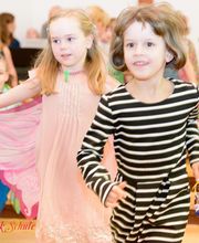 Die Kinder verlassen die Bühne nach einer Aufführung.