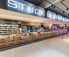 Frischetheke
Ob Wurst, Fleisch, Käse oder Salate, ob Braten oder Kurzgebratenes, ob fettreduziert oder gut durchwachsen – Ihre Geschmacksknospen werden jubeln. Unsere Fleischer veredeln hochwertiges Fleisch zu köstlichen Braten und Würsten. Leberwurst, Rotwurst, Schinken, Aufschnitt? Oder wie wäre es mit erlesenem Heideschinken, Heidschnucken-Salami, Pasteten und weiteren Delikatessen der Fleischerei Munstermann aus Munster?