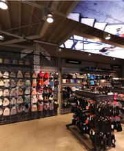 mützen-caps-eingang-links-accessoirs-intersport-stähle-bad-säckingen