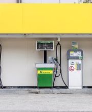 AGROLA Tankstelle in Hägglingen - drei Tanksäulen mit einem Zahlterminal: über Tanksäulen breiter gelber Streifen