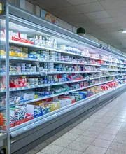 Molkereiprodukte
Unsere Molkereiprodukte-Abteilung überzeugt mit einem vielfältigen Sortiment: Von Milch, Joghurt, Quark, Käse, Butter und Margarine bis hin zu Desserts findest Du alles in Selbstbedienung.