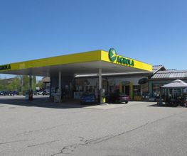 AGROLA Tankstelle in Schötz mit TopShop dahinter rechts ein Zelt mit Aussensitzplätzen