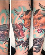 Farbiges Sternzeichen-Tattoo mit Widder, Stier und Skorpion vor türkisfarbenem Ornament-Hintergrund im Neo-Traditional-Stil.
