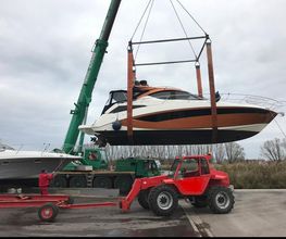Jährliches Einkranen der Boote an unsere Steganlage