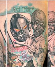 Farbiges Tattoo im Comic-Realismus-Stil mit Bob Ross, düsterem Roboterkopf, Pinsel und Schriftzügen „No Pity“, „No Remorse“ und „No Fear