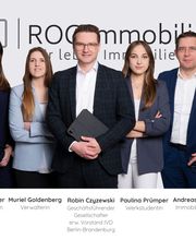 Team von ROC Immobilien, Immobilienmakler in Berlin. Das Foto zeigt Ansprechpartner aus Geschäftsführung, Immobilienberatung und Verwaltung – für Beratung, Bewertung, Verwaltung und Vermittlung von Immobilien in Berlin.