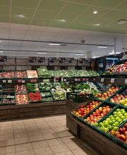 OBST- UND GEMÜSEABTEILUNG
Unsere Obst- und Gemüseabteilung bietet Ihnen täglich frische, saisonale und regionale Produkte. Greifen Sie nach knackigen Äpfeln, duftenden Kräutern oder exotischen Mangos: Unsere hohe Qualität und Vielfalt überzeugen durch frische Ware, die täglich geliefert wird. Zudem bieten wir Schalenfrüchte und eine breite Auswahl an Bioware. Von regionalem Spargel im Frühling bis zu saftigen Pfirsichen im Sommer – bei uns finden Sie immer das passende Obst und Gemüse für jede Jahreszeit, genau wie Kräuter und Demeterwaren.