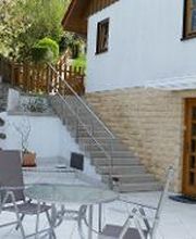 Terrasse und Eingang der Ferienwohnung