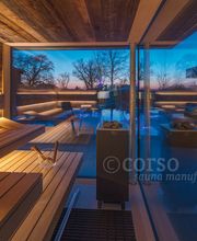 Außensauna mit Altholz und Glasfront in der corso Sauna Ausstellung in München. | corso sauna manufaktur. Saunahersteller seit 1968. Made in Germany.