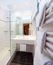 Guest room bath