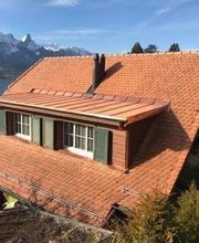 Wohnhaus in Oberhofen.
Dachsanierung mit Biberschwanzziegel, Schlepper Doppelfalzdach in Kupfer.