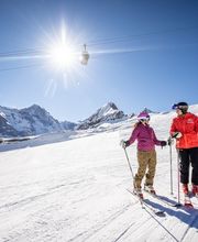 Skifahrerinnen auf der Piste Männlichen