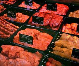 FRISCHETHEKE
Eine Frischetheke rundet das Angebot eines EDEKA Marktes ab. Wir bei EDEKA Henle sind besonders erfreut darüber, dass wir Ihnen eine ganz spezielle Frischetheke mit einer sehr großen Auswahl unterschiedlicher Produkte anbieten können. Bei uns finden Sie nicht nur Wurstwaren und Fleisch – insbesondere unser Dry Aged können wir sehr empfehlen – sondern auch eine sehr große Auswahl verschiedener fangfrischer Fischsorten, ein Käsesortiment, das für jeden Gaumen etwas bietet und leckere Antipasti. Lassen Sie sich also unser zartes Fleisch auf der Zunge zergehen, schmecken Sie die frische Meeresbrise, wenn Sie unseren Fisch kosten und runden Sie Ihr Essen mit einem leckeren Käse ab. Gerne beraten wir Sie natürlich zu all unseren frischen Waren, die wir sorgfältig für Sie auswählen und liebevoll präsentieren.