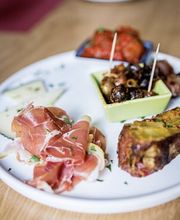 Gemischter Tapas-Teller mit verschiedenen spanischen Kleinigkeiten.