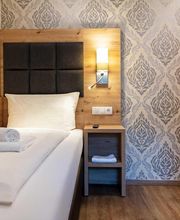 Standard Einzelzimmer Nr. 14 in der 2. Etage, USB Lademöglichkeit in der Nachtischlampe