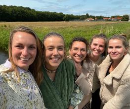 Het hele team na een bedrijfsuitje: Florin, Maartje, Abygael , Iris en Marjolein