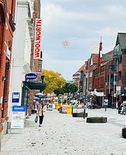 Die Schülerhilfe Winsen befindet sich mitten in einer Fußgängerstraße über dem Bekleidungsgeschäft Street One in der 1. Etage, Hauseingang seitlich.