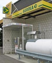 AGROLA Tankstelle in Beinwil am See. Eine Tanksäule mit Zahlterminal. Rechts im Bild Tank. Nicht überdacht.