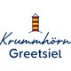 Das vollständige Firmenlogo besteht aus einem stilisierten Leuchtturm mit abwechselnd roten und gelben Querstreifen, eingefasst in einer dunkelblauen Kontur. Der Leuchtturm steht oberhalb des Schriftzugs „Krummhörn Greetsiel“.
„Krummhörn“ ist in einer handschriftlich wirkenden, schwungvollen Schrift gestaltet, während „Greetsiel“ in einer klaren, gut lesbaren Druckschrift darunter steht. Das Logo verbindet maritime Tradition mit moderner Klarheit und regionaler Identität.