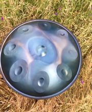 Sowohl ihr Anschein als auch ihr Klang haben etwas ganz Mystisches, das uns so in ihren Bann zieht. Mystical Handpans zeichnen sich durch ihr langes Nachschwingen und den ausgewogenen Reichtum an Obertönen aus. Auch bei intensiverer Spielweise klingen die Töne sauber.
Du kannst die Mystical Handpan im Handpan Showroom Frankfurt ausprobieren und kaufen oder bei www.Handpan.World online bestellen.