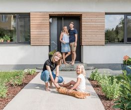 Eine Sanierung bietet viele Vorzüge: Alte Häuser erstrahlen im neuen Glanz, der Wohnkomfort steigt und vor allem spart ihr euch unnötige Heizkosten! Der Vorher-Nachher-Vergleich beweist: Es lohnt sich.
#internorm #fenster #haustüren #türen