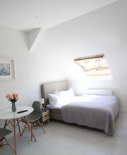 Studio Apartment (ohne Sauna) im Dachgeschoss:
Wohn/Schlafbereich mit Küche