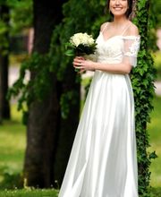 Lächeln zwischen Blättern und Blumen