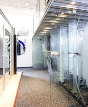 In unserer Ausstellung präsentieren wir Ihnen die besten Produkte im Bereich Glasduschen, Glasschiebetüren, Glastüren und mehr.