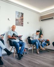 Patienten im Wartebereich der Zahnarztpraxis Dr. Kirchner & Kollegen Köln