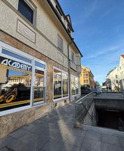 Academy Fahrschule Baumann - Stuttgart Vaihingen - Seitliche Ansicht einer Fahrschule in Stuttgart-Vaihingen mit Fensterwerbung, Eingangsnähe und zentralem Standort für Auto-, Motorrad- und Anhängerführerschein.