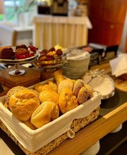 Frische Brötchen und hausgebackenes Brot beim Frühstücksbuffet im Boutique Hotel Rosengarten Hamburg