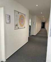 Eingangsbereich der Schulungsstätte innen, langer Flur