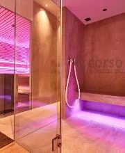 Links Design Sauna, rechts Dampfbad. Privater Wellnessbereich mit zwei symmetrischen Kabinen mit Glasfront. Maßanfertigung der corso sauna manufaktur. Saunabauer seit 1968. Made in Germany.