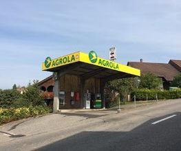 AGROLA Tankstelle in Egliswil - überdacht mit einer Tanksäule und einem Zahlterminal