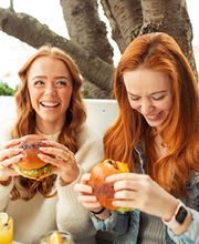 We are Mauritius, gutes Essen schmeckt noch besser, wenn man es teilt! Lachen, anstoßen, genießen – genau so geht ein perfekter Tag im Mauri. Ob mit der Crew, der Family oder deinem Lieblingsmenschen – hier dreht sich alles um gemeinsame Genussmomente.