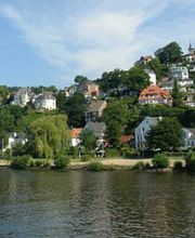 Ein wunderschöner Panoramablick auf den Stadtteil Blankenese in Hamburg. Die Elborthopädie befindet sich inmitten dieser idyllischen Umgebung und bietet unseren Patienten eine ruhige und erholsame Atmosphäre.