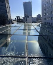 Glasdachreinigung mit schöner Aussicht.